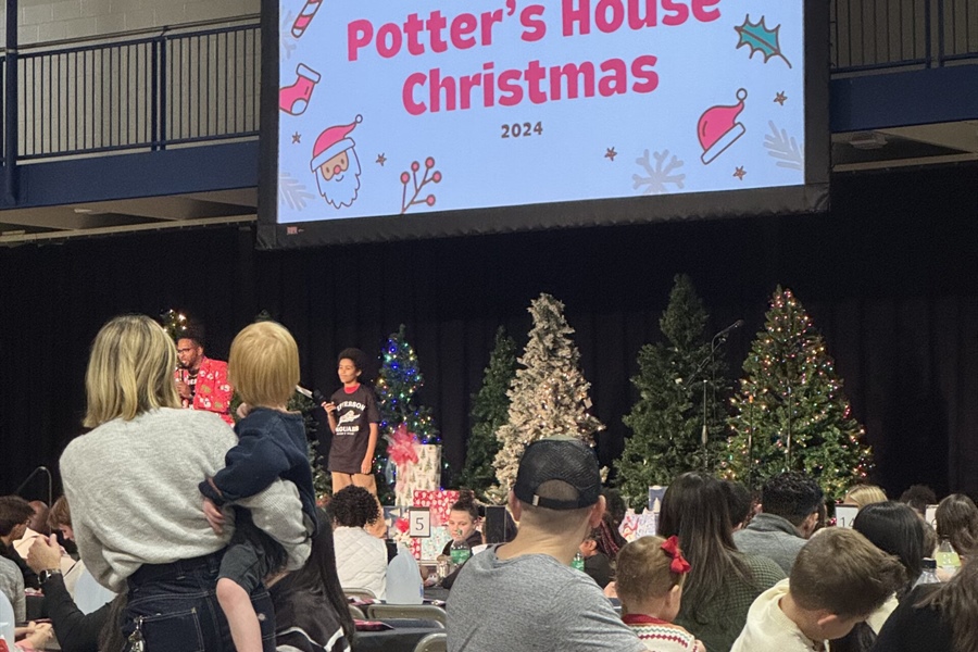 STUDENT MINISTRY: Taking Christmas to the Community